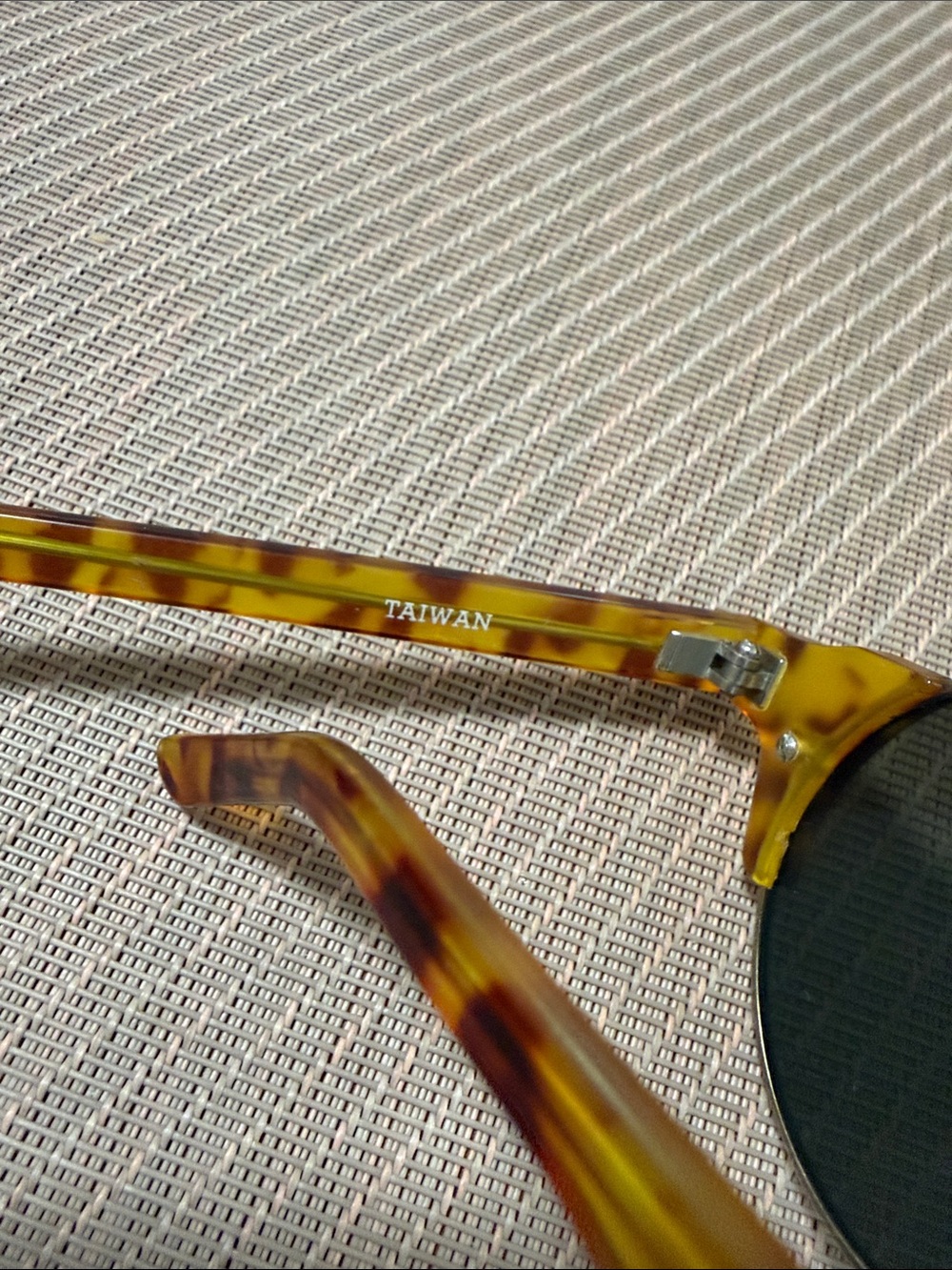 TokyoBay Round Tortoiseshell Sunglasses with Dark Lenses unisex - Picture 4 of 5